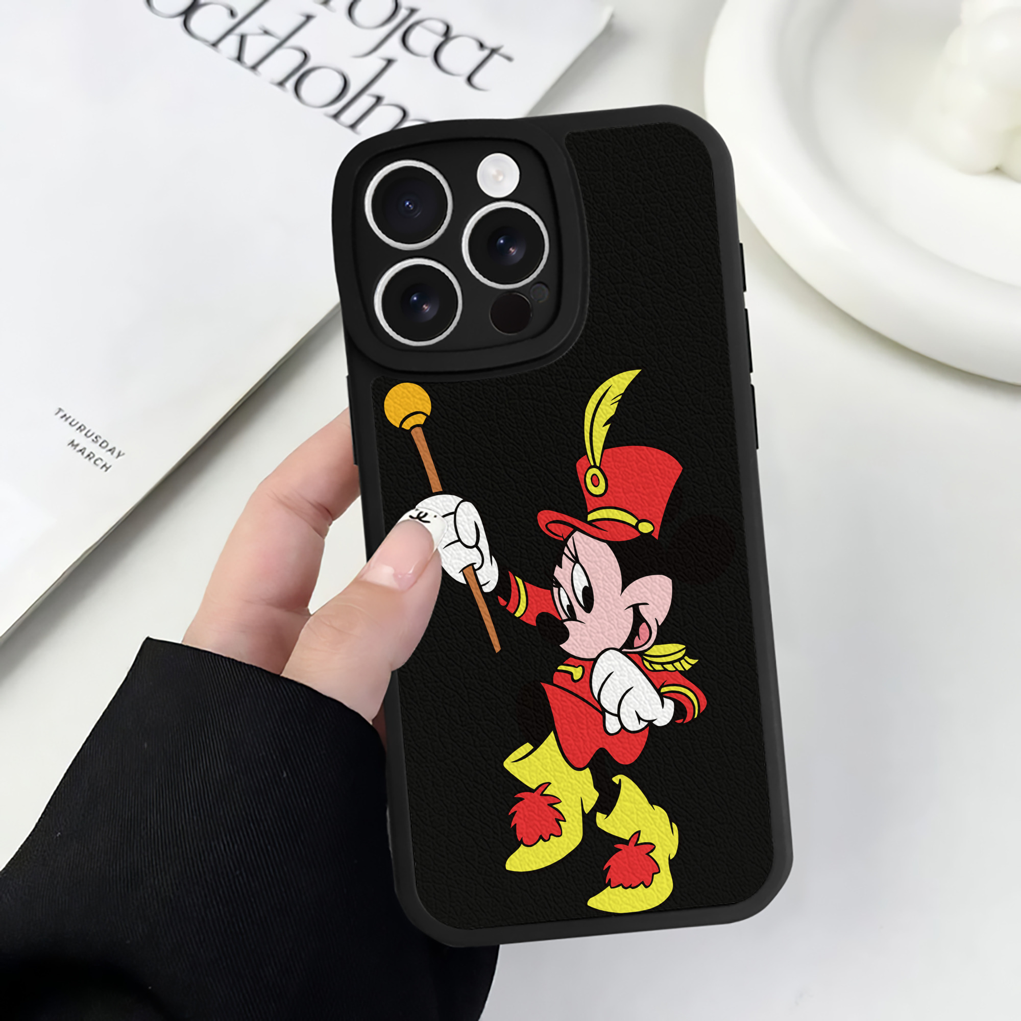 （画像用） ミッキーマウス Mickey Mouse 【iPhone 16シリーズ対応】シリコンスマホケース（レザー調） 材質：シリコン